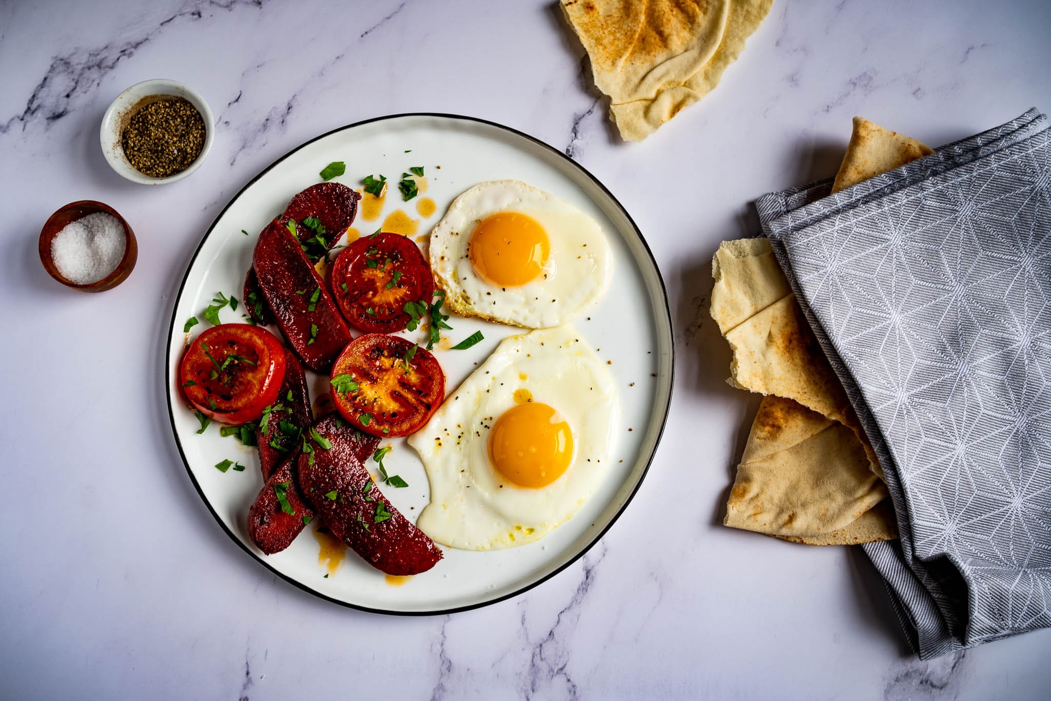 Sucuk with egg and tomato