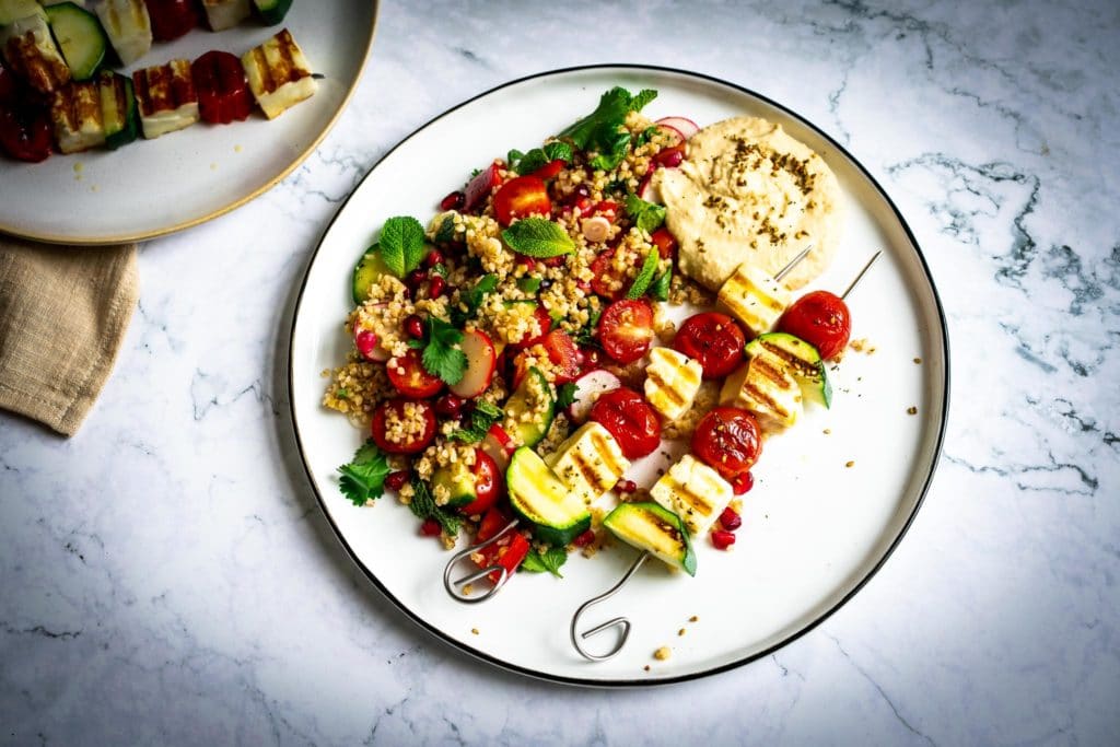 Bulgursalat mit Halloumispieß