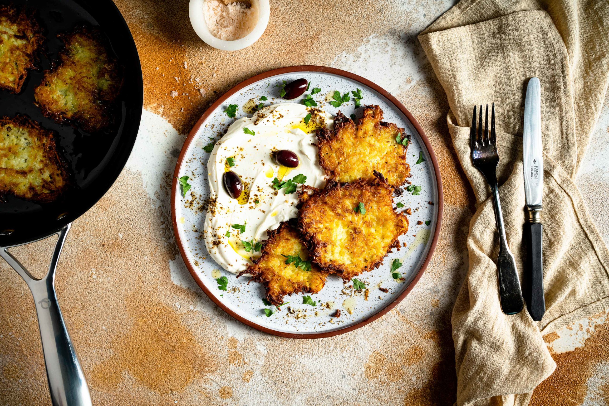 Latkes Reibekuchen Kartoffelpuffer mit Labneh