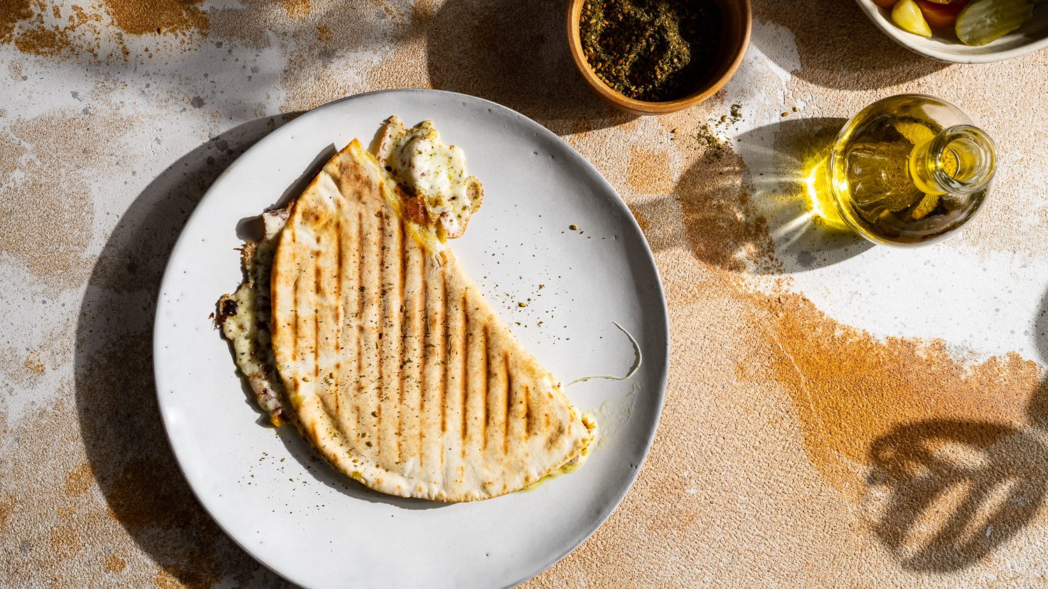 Grilled Cheese Sandwich mit Za'atar auf einem Teller serviert.