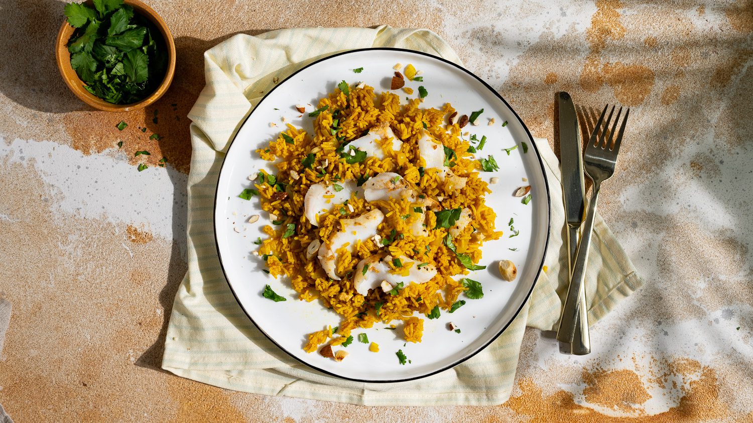 Sayadieh poisson libanais et riz servis dans une assiette.